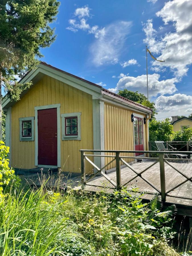 Gaesthus Med Utsikt Oever Drottningholms Slott Exterior photo